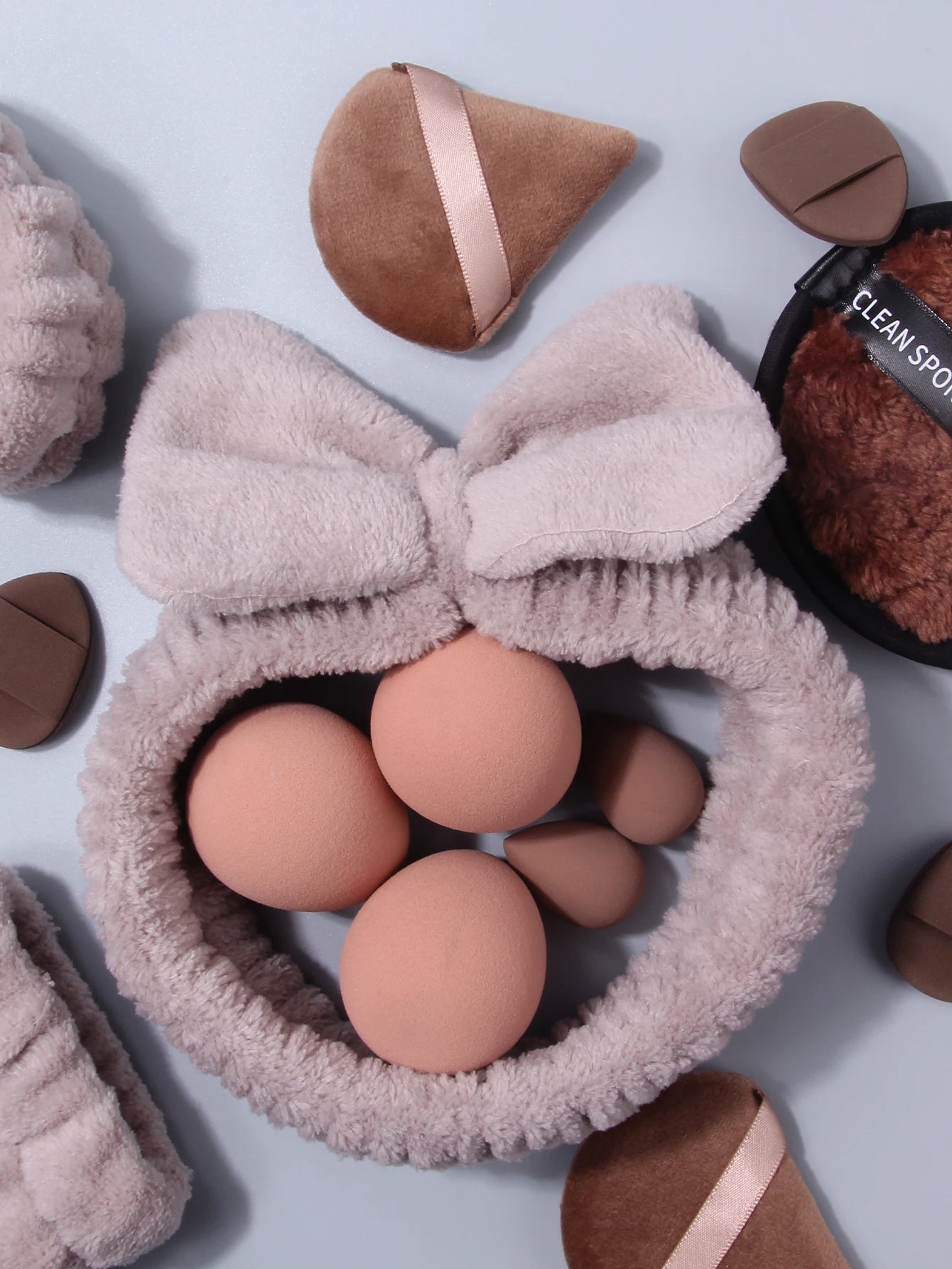 Zestaw 34 Akcesoriów do Makijażu - Pędzle, Gąbki, Frotki i Czyścik